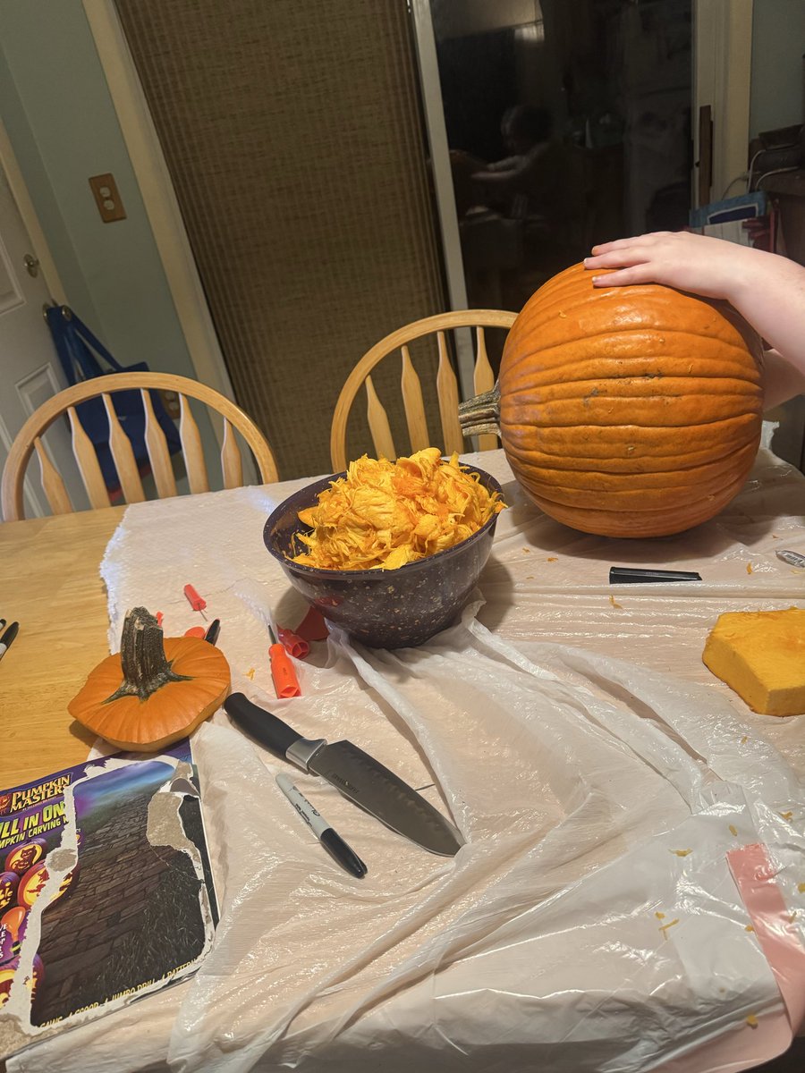 PandrogynousXO's tweet photo. Let’s get baked and carve pumpkins 🎃 https://t.co/yBKi54HEBD