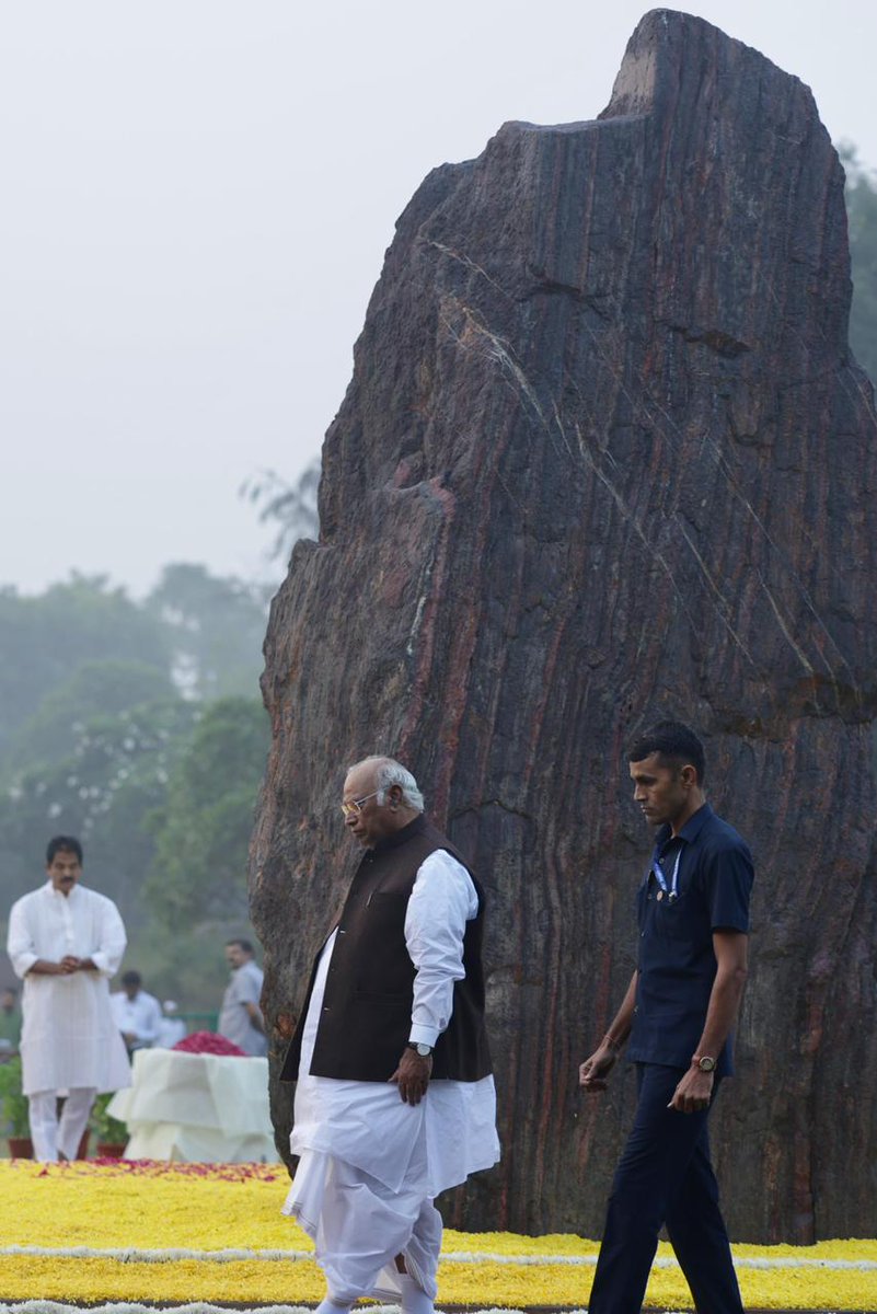 Congress President Shri <a href="/kharge/">Mallikarjun Kharge</a> paid floral tributes to former Prime Minister Smt. Indira Gandhi ji at Shakti Sthal on her death anniversary. 

📍 New Delhi
