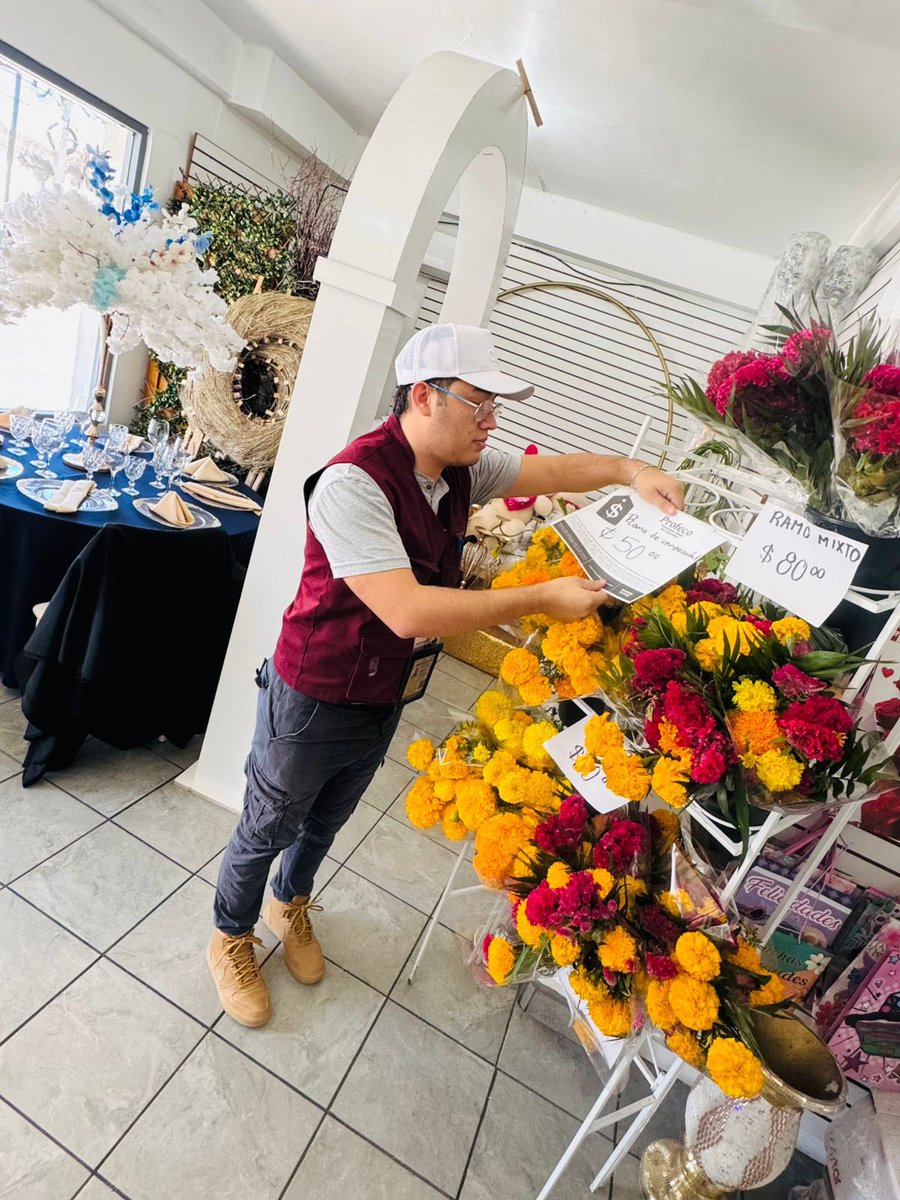 Estamos en territorio con el Programa de Verificación y Vigilancia “Fieles Difuntos y Día de Muertos <a href="/Profeco/">Profeco</a> 2025”, supervisando que los precios se respeten y que la información al consumidor sea clara y oportuna.
Además, colocamos decálogos con tus derechos como persona