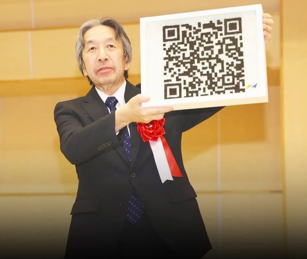 QR кодыг зохион бүтээсэн Японы инженер. 👍
Энэ хүн бол Масахиро Хара. Тэрээр 1994 онд Denso Wave компанид ажиллаж байхдаа
Ашгийн төлөө патент гаргуулахын оронд Хара QR кодыг хүн бүрт үнэ төлбөргүй ашиглах боломжтой болгосон нь маркетинг, эрүүл мэнд зэрэг олон салбарт хувьсгал