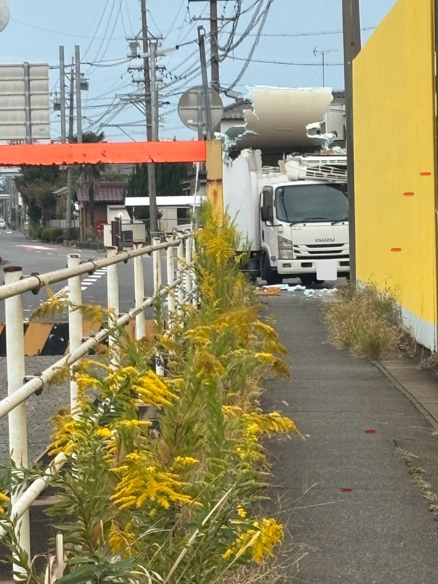 kanikin3's tweet photo. 蟹江町西之森アンダーパス事故⚠️
アンダーパス、高さ気をつけましょう⚠️

#蟹江町
#アンダーパス
#事故 https://t.co/sPtvnAqNoM