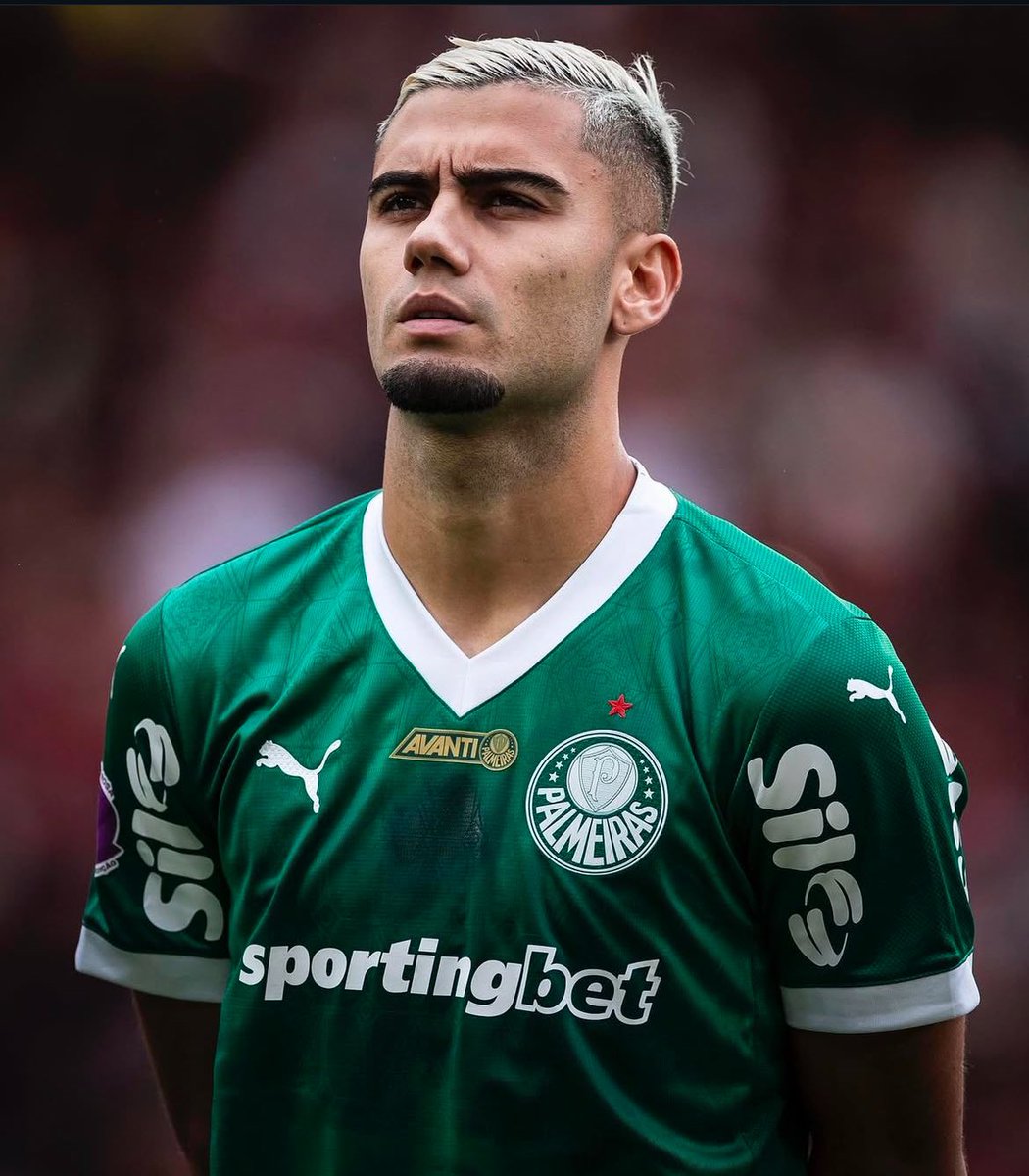 Andreas Pereira vai viver uma das experiências mais ÚNICAS que um jogador já teve no futebol.

Perdeu uma final de Libertadores pelo Flamengo com uma falha decisiva. O Palmeiras foi campeão.

Quatro anos depois, vai pra final da Libertadores pelo Palmeiras, contra o Flamengo.

Os