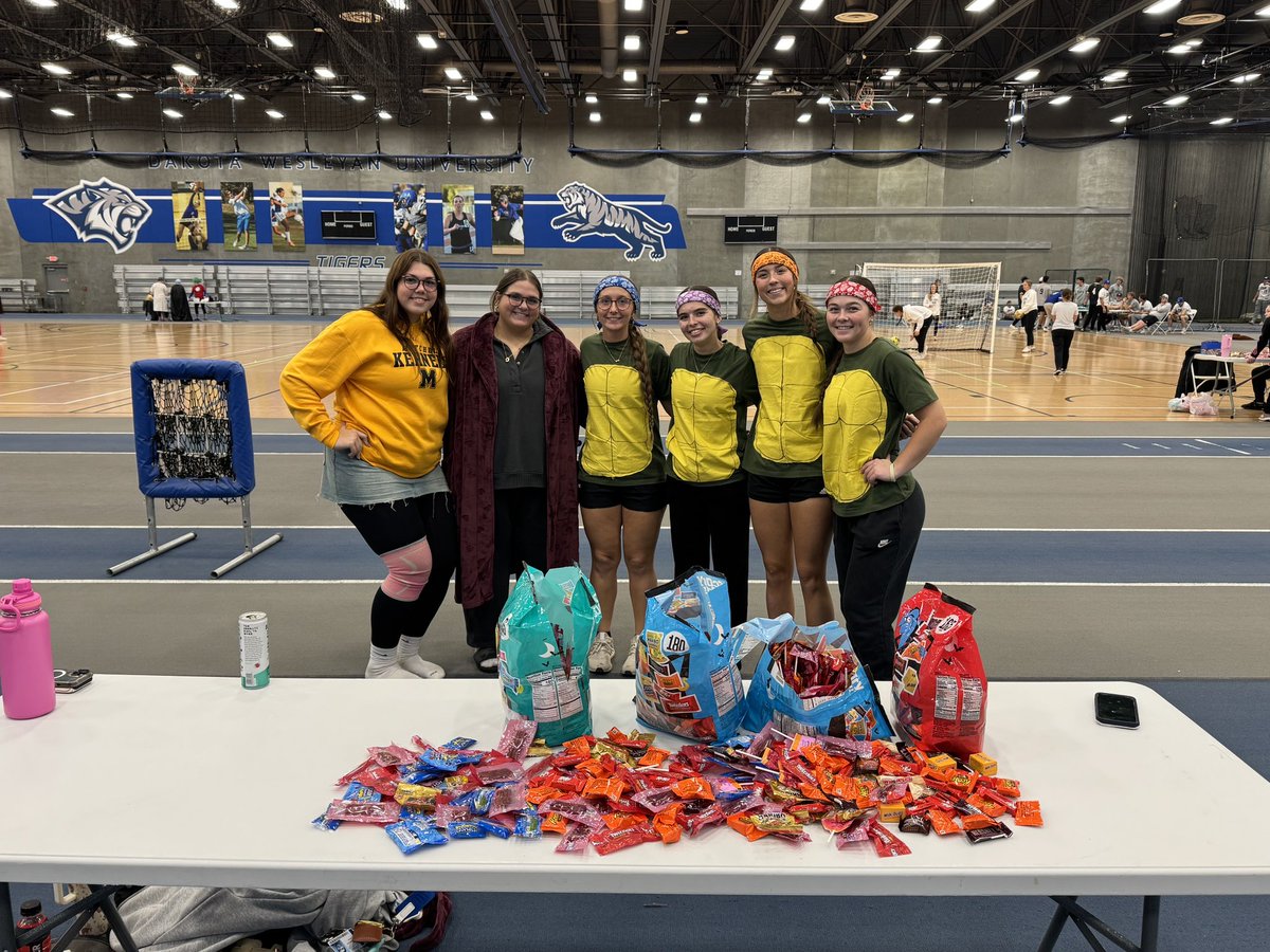 Happy Hallows Eve 👻
.
Big shoutout to our freshman for volunteering as they ran a table at the annual Trek or Treat! 
#dwusoftball #rolltige #halloween