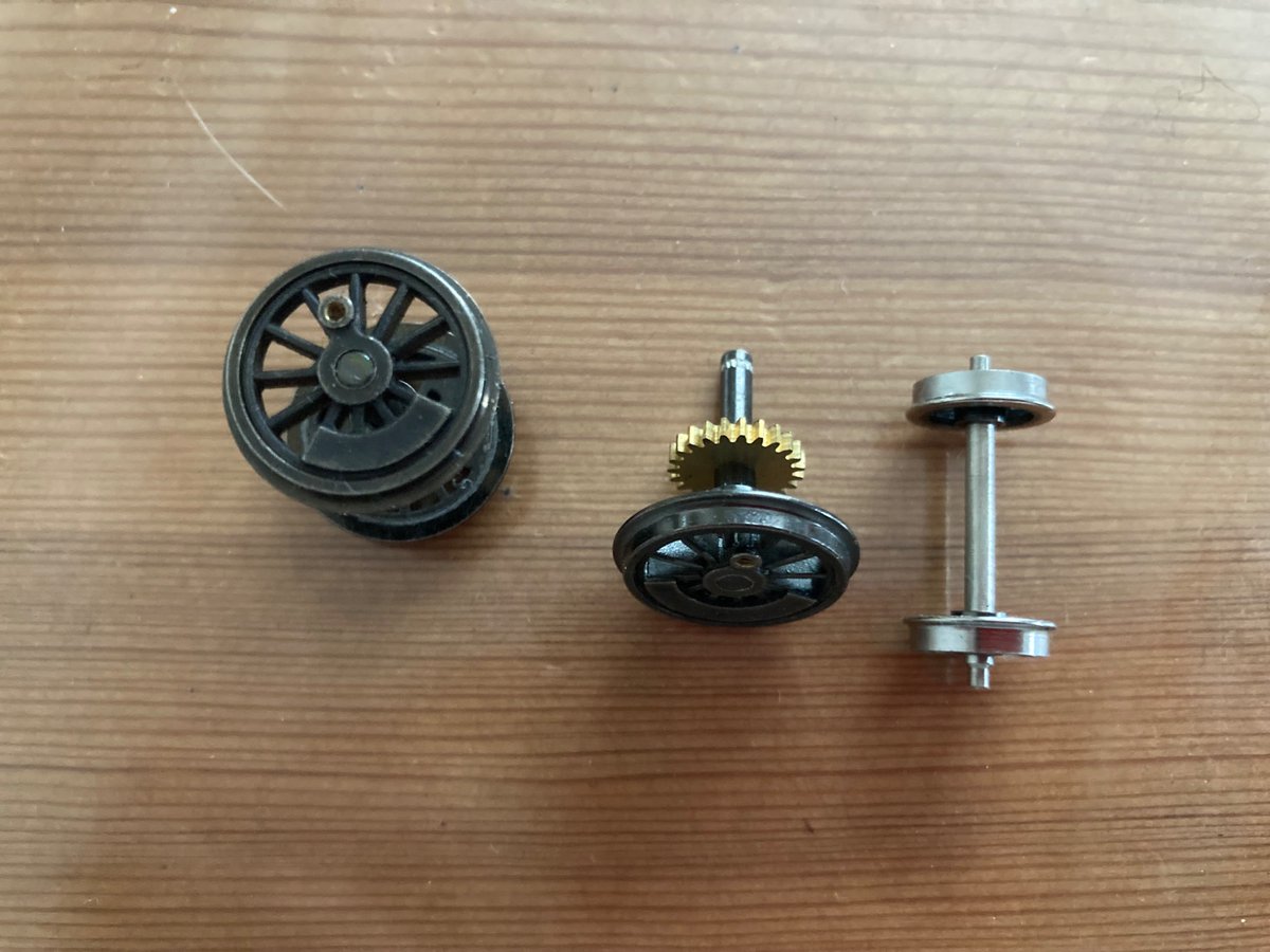 nishoukougyo's tweet image. 皆さんこんにちは！
近年鉄道模型関連部品を製作する業者がどんどん減っており　部品加工に難儀しているメーカーさんも多いと思います。(特に車輪等)弊社では　車輪やプレスパーツ金属部品各種製造しておりますので　メーカー個人を問わずお気軽にお問い合わせ下さい。