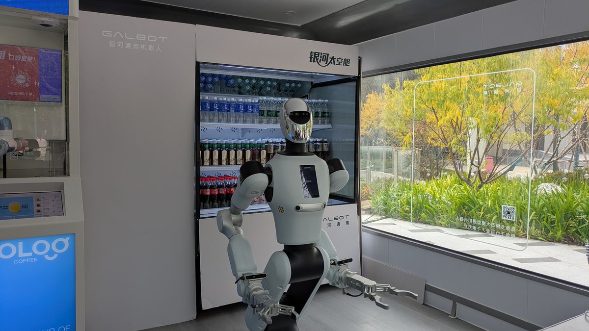 ZappyZappy7's tweet image. のどが渇いたので、飲み物を買いにいった。人型ロボットに注目して、コーヒーとペットボトルを持ってきてもらった。これが日常生活になりつつある…
youtu.be/QrqvDQoMnFo

#humanoid #robot #RetailTech #Retail #kiosk #Beijing #GalbotG1 #galbot