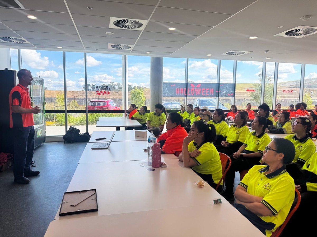 bdynamiclog's tweet image. Just another day of spreading smiles and maybe a few scares! 🎃🧡

#HappyHalloween #SpookySeason #HalloweenFun #BdynamicLogistics