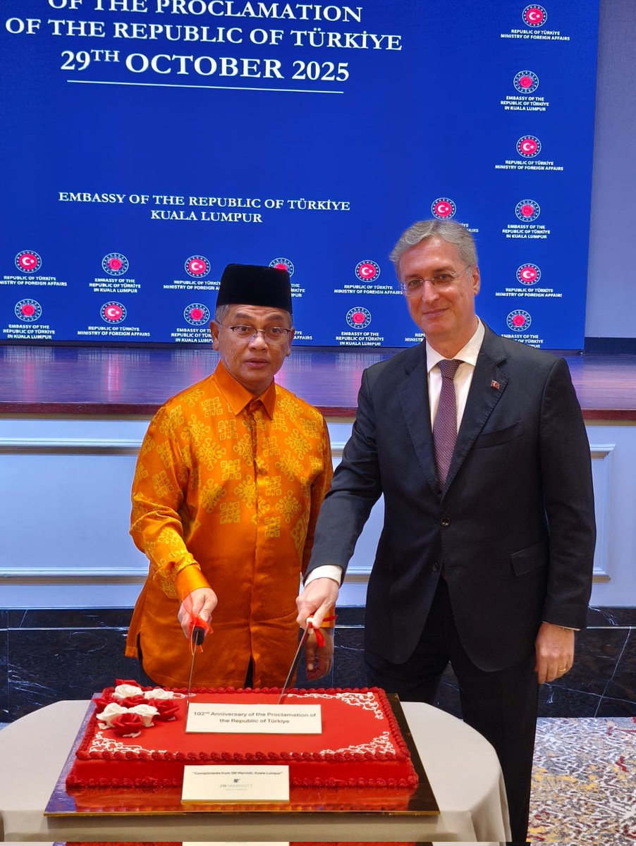 TCKualaLumpurBE's tweet image. Cumhuriyetimizin 102. yıldönümünü, Malezya devlet erkânı, kordiplomatik ve vatandaşlarımızın katıldığı resepsiyonla coşkuyla kutladık.

We celebrated the 102nd anniversary of the Republic of Türkiye with officials from the Malaysian authorities, diplomats and our citizens.
🇹🇷🤝🇲🇾
