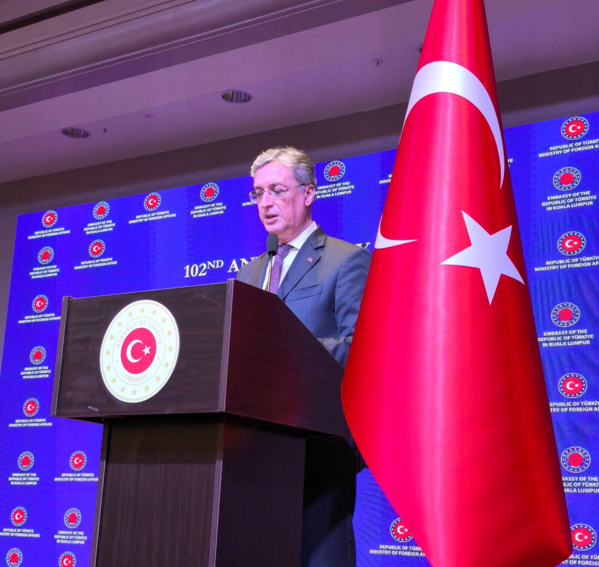 TCKualaLumpurBE's tweet image. Cumhuriyetimizin 102. yıldönümünü, Malezya devlet erkânı, kordiplomatik ve vatandaşlarımızın katıldığı resepsiyonla coşkuyla kutladık.

We celebrated the 102nd anniversary of the Republic of Türkiye with officials from the Malaysian authorities, diplomats and our citizens.
🇹🇷🤝🇲🇾