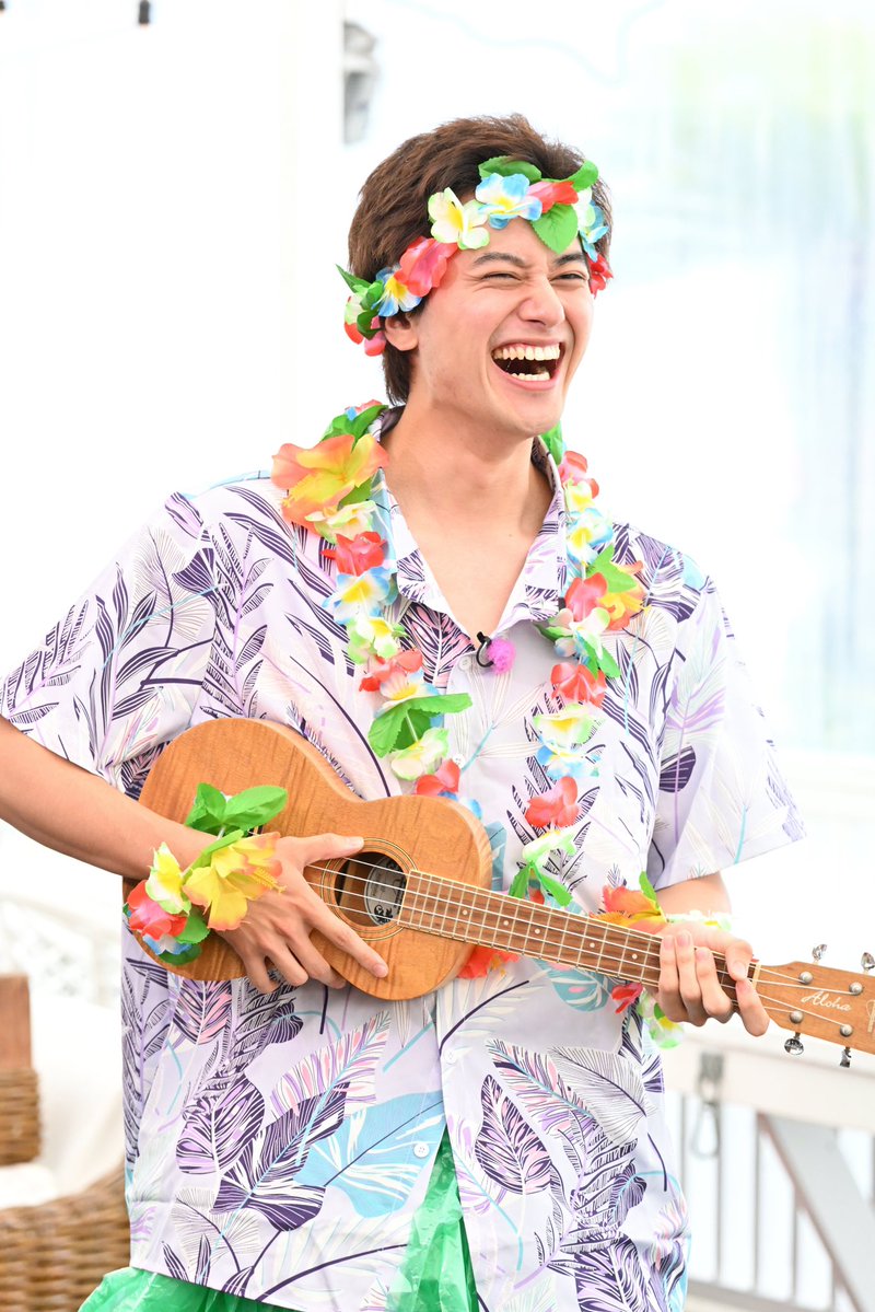 a_ko_mbs's tweet image. 明日深夜1:28から
#Aぇǃ夏休みin琵琶湖 完結編🌺
すっかり夏も終わり寒くなってしまいましたが😅フラダンス🕺&ウクレレ即興曲🎵
夏休み気分でお楽しみください☀️
#Aぇゐこ 
#よゐこ 
#Aぇǃgroup @Aegroupofficial