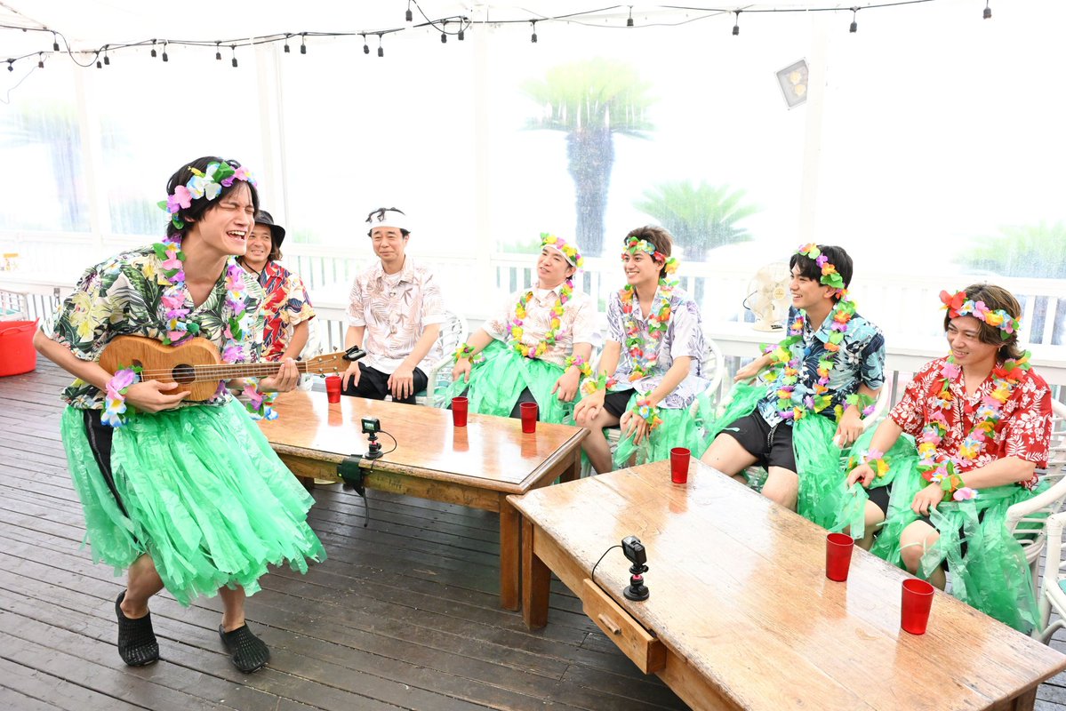 a_ko_mbs's tweet image. 明日深夜1:28から
#Aぇǃ夏休みin琵琶湖 完結編🌺
すっかり夏も終わり寒くなってしまいましたが😅フラダンス🕺&ウクレレ即興曲🎵
夏休み気分でお楽しみください☀️
#Aぇゐこ 
#よゐこ 
#Aぇǃgroup @Aegroupofficial