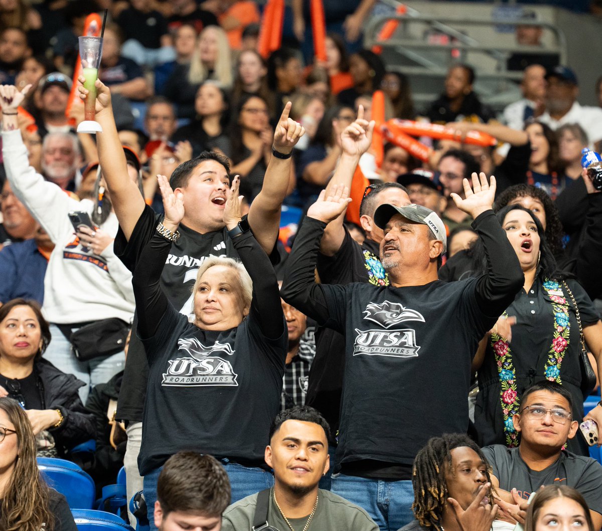 UTSA's tweet image. The Green Wave ran into a black wall of sound tonight. Thank you, Roadrunner fans, for continuing to give our team the best (and loudest) home-field advantage in the American Conference! 🔊🔊🔊

@UTSAFTBL #UTSA #UTSanAntonio #BirdsUp #GoRunners