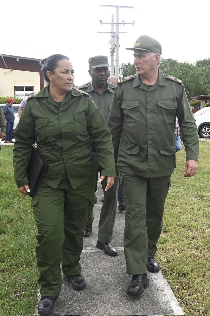 Presidencia Cuba 🇨🇺 (@presidenciacuba) on Twitter photo 🇨🇺| En horas de la tarde de este jueves, el Presidente del Consejo de Defensa Nacional, <a href="/DiazCanelB/">Miguel Díaz-Canel Bermúdez</a>, llegó a #Gramma, una de las provincias más afectadas por el huracán #Melissa, acompañado por <a href="/DrRobertoMOjeda/">Dr. Roberto Morales Ojeda</a> y varios ministros.
🧵 🇨🇺| En horas de la tarde de este jueves, el Presidente del Consejo de Defensa Nacional, <a href="/DiazCanelB/">Miguel Díaz-Canel Bermúdez</a>, llegó a #Gramma, una de las provincias más afectadas por el huracán #Melissa, acompañado por <a href="/DrRobertoMOjeda/">Dr. Roberto Morales Ojeda</a> y varios ministros.
🧵