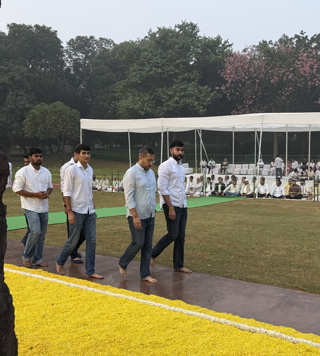 आज देश की पूर्व प्रधानमंत्री स्व. श्रीमति इंदिरा गाँधी जी की पुण्यतिथि पर उन्हें श्रद्धांजलि अर्पित की।

इंदिरा जी का राष्ट्रनिर्माण में योगदान और बलिदान कभी नहीं भुलाया जा सकेगा।

#IndiraGandhi