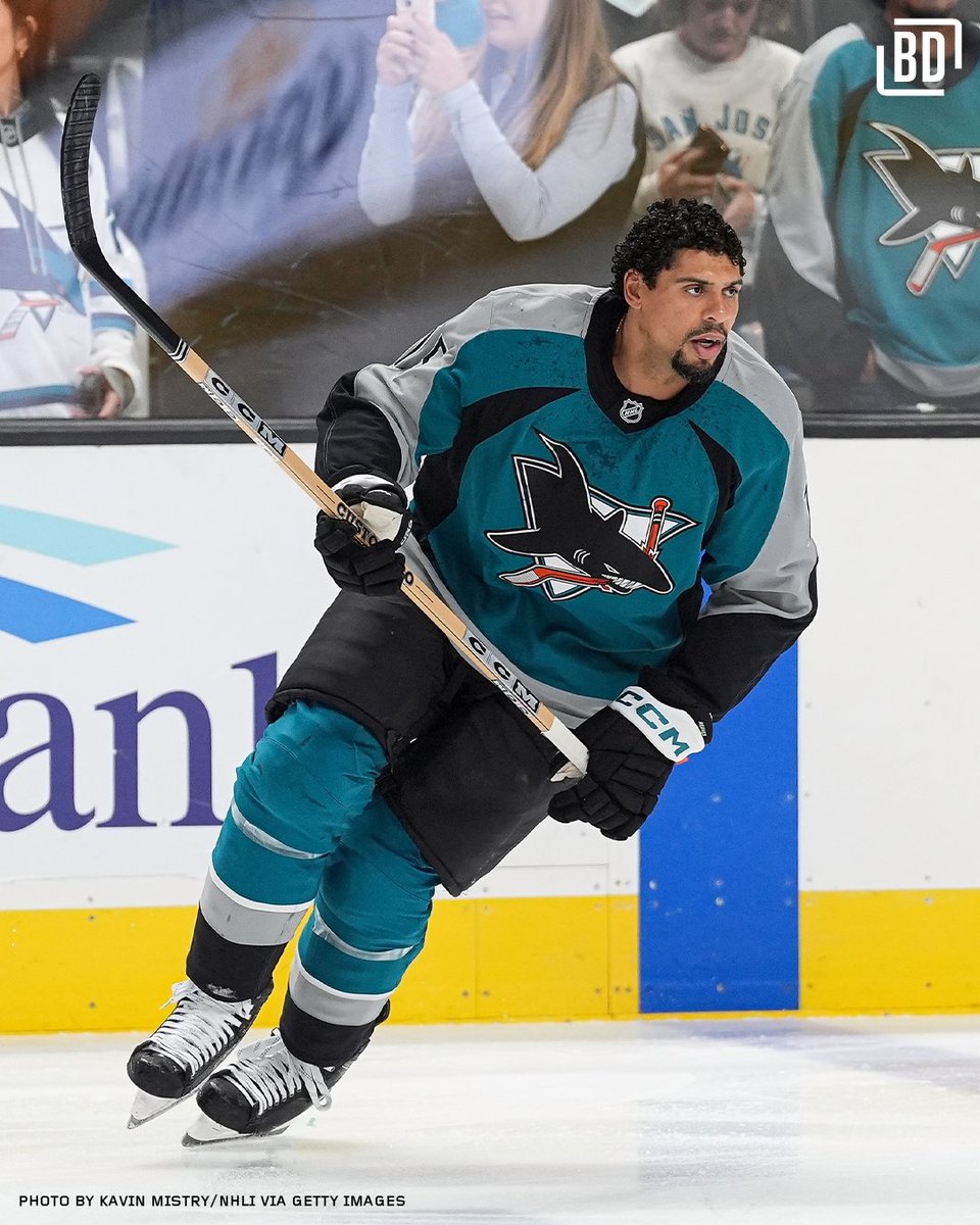 BarDown's tweet photo. Ryan Reaves rocking the new Sharks throwback unis WITH the retro CCM twig 🤩 https://t.co/OJMZiPNaLy