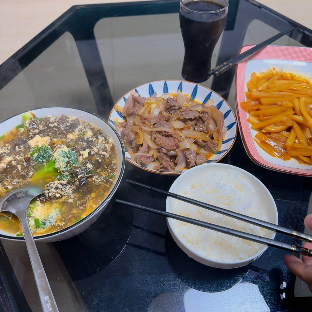 离职后终于拥有的健康生活🤣
厨艺不精嘿嘿(〃'▽'〃) 
——

🦐🥚🥔🥦

——
每个菜的配料，火候都像 <a href="/SentientAGI/">Sentient</a> 的节点协作，每个 AI 都有自己的定位，组合在一起，才有群体智能的味道🤖 
#SentientAGI #Sentient #AI