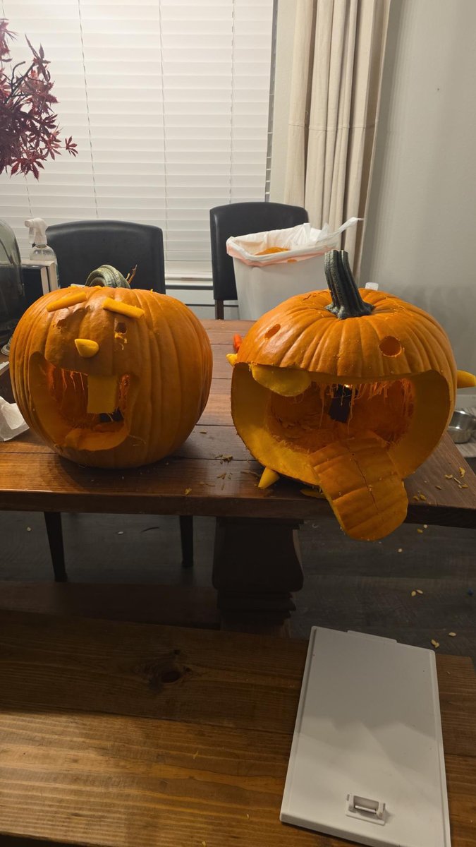 DoomageddonGmig's tweet photo. Me and my wonderful girlfriend carved some pumpkins tonight and it was my very first time ever doing it so I just had to share with everyone! Mine is the one on the right and hers is the one on the left and I love them so much!!!😁 https://t.co/uxO5H8052J