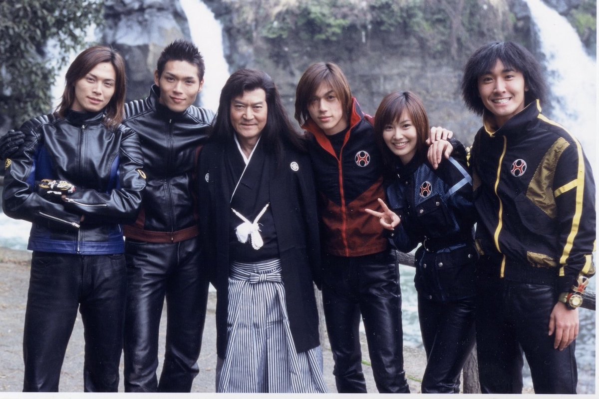 SHUNSHIOYA's tweet photo. おはようございます。

メッセージ沢山ありがとうございます。

ヒーローの力は 絶対に必要です。

夢を追いかけて東京に出てきて、
初めてデビューで出演させていただいた作品が
『忍風戦隊ハリケンジャー』でした。

俳優としてのすべてをここで学び、
仲間ができ、家族ができ、
今の自分の芯を作ってくれた大切な作品です。

今でもスタッフの皆さま、
そして世界中のファンの皆さまの愛を感じながら、
感謝の気持ちでいっぱいです。

沢山の人の夢や希望を叶えてくれました。
『スーパー戦隊』――
そして『ハリケンジャー』は、永遠に不滅です🔥🦅✨

その火を絶やさず、
伝説は終わらせないぜ！🔥

まずは公式からの連絡を待とうぜ！✨

#忍風戦隊ハリケンジャー #スーパー戦隊 #ハリケンレッド #塩谷瞬 #俳優 #hero #感謝 #永遠 #不滅 #ヒーローの力 #ShunShioya #HurricanegerForever

Is it really true...
In this time when Japan is about to change—
maybe what we need again... is the power of heroes.

The first work I ever appeared in,
when I came to Tokyo chasing my dream,
was Ninpuu Sentai Hurricaneger.

It was the place where I learned everything about acting,
where I found friends, a family,
and built the core of who I am today.

Even now, I feel the love from the staff,
and from fans all over the world.
Truly—thank you so much.

This story made so many dreams and hopes come true.
Super Sentai and Hurricaneger will live forever.🔥🦅✨

#NinpuuSentaiHurricaneger #SuperSentai #HurricaneRed #ShunShioya #Actor #Gratitude #Forever #Hero #ThankYou #HurricanegerForever #Japan #HeroesNeverDie