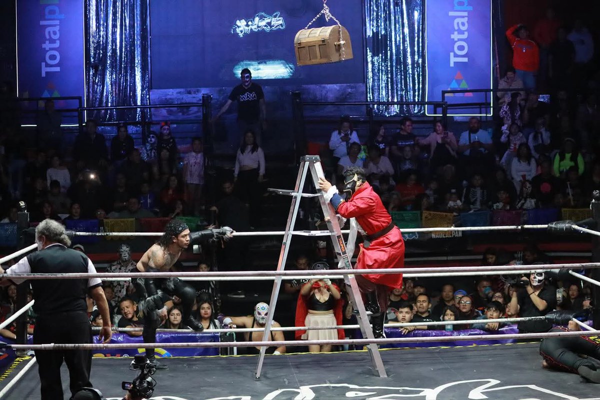 LaTijeraLucha's tweet photo. #LadyMaravilla llega de sorpresa al #CastilloDelTerror y se lleva el “cofre del Pirata Moreno” al aventar de las escalera hacías las tablas a #SuperBoy y #FlyStar, junto con #LunatikExtreme, #Shamila, #Mirvan, #PumaDeOro, #OvettJr, #FelinoBoy, #ReyHalconJr y #Fauno... https://t.co/S5KP8do67o