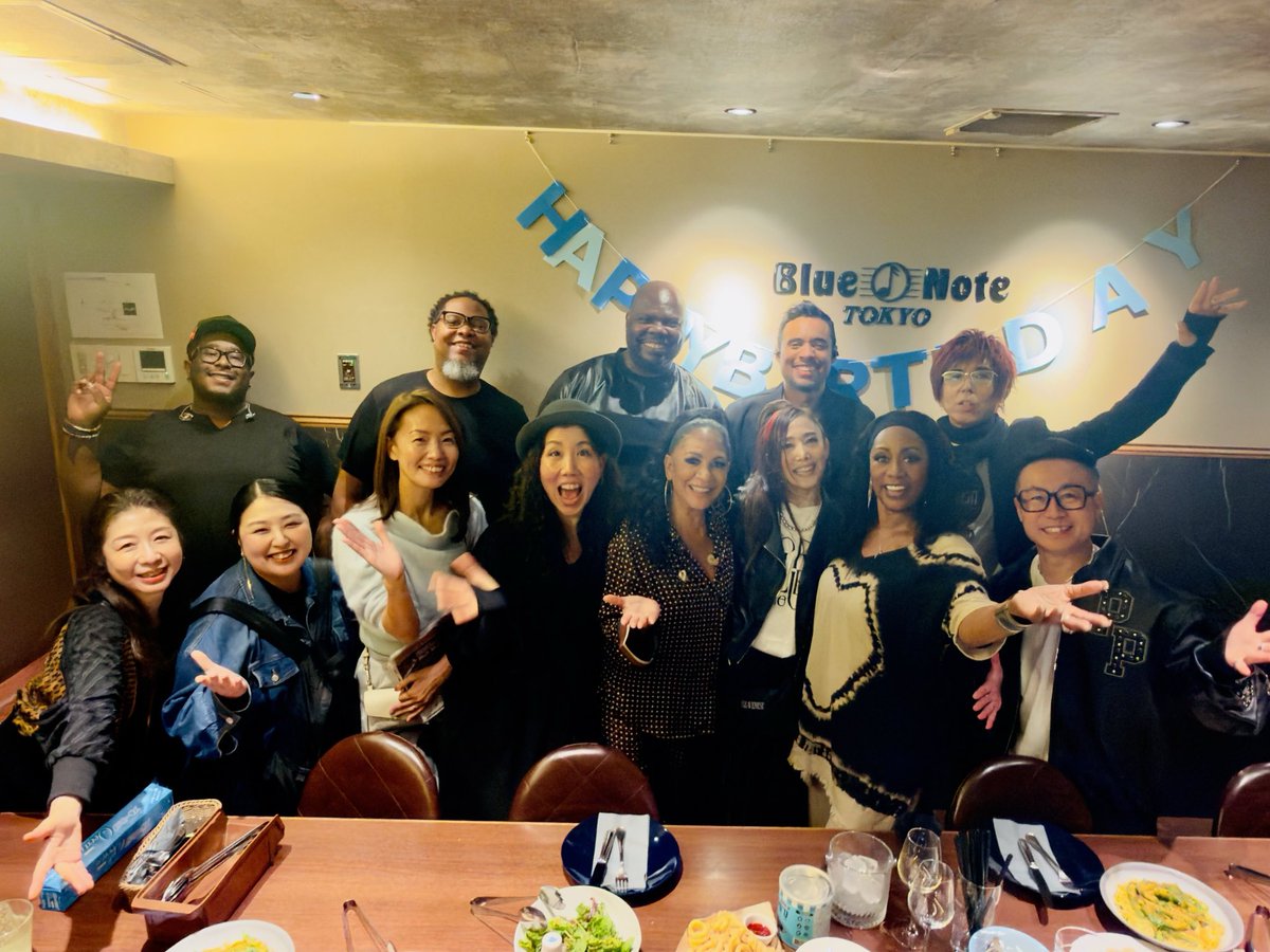 Marre_Ishii's tweet photo. Family Reunion❤️
Sheila returned to Japan🇯🇵 for the first time in seven years
and performed six shows over three days at Blue Note.
The unit also featured ”the lovely Lynn” on 🎤vocals.
Reunited with Mike on guitar🎸 for the first time in about ten years.
It was a wonderful time😀

家族再会❤️
シーラは7年ぶりに来日🇯🇵
ブルーノートで3日間6公演を行った。
ユニットには「愛すべきリン」もボーカル🎤として参加。
約10年ぶりにギター🎸のマイクにも再会。
素晴らしい時間だった。

Since it's Sheila's unit,
there was plenty of Sheila's drum solos🥁
I was amazed by her completely unchanged appearance, rhythm, and vibe.
Suddenly, I was pulled up on stage
and played the piano🎹‼️

シーラのユニットだから、
シーラのドラムソロもたっぷり。
彼女の全く変わらぬ姿、リズム、オーラに驚かされた。
突然、ステージに引っ張り上げられ　ピアノを
叩いたぜ🎹‼️

Above all,
what she values most,
within he heart,
overflowing aura
healed my heart.

何よりも、心の奥底で、
彼女が最も大切にしているもの、
それが溢れていて
心を癒してくれた。