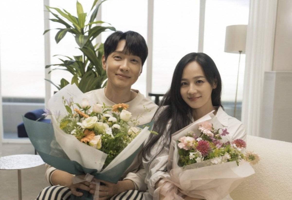 #FirstLady es de esos dramas donde tuvo 11 cap excelentes y el último fue maaa-looo....nose... Con ese final Debería haber una S2.... Esperemos a Ver... 8/10 
#FirstLadyEp12