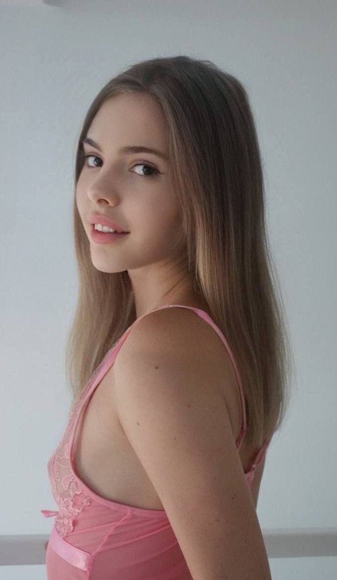 akashdeepgogoi's tweet image. My OF page 👇🥰 
hoo.be/evaamur