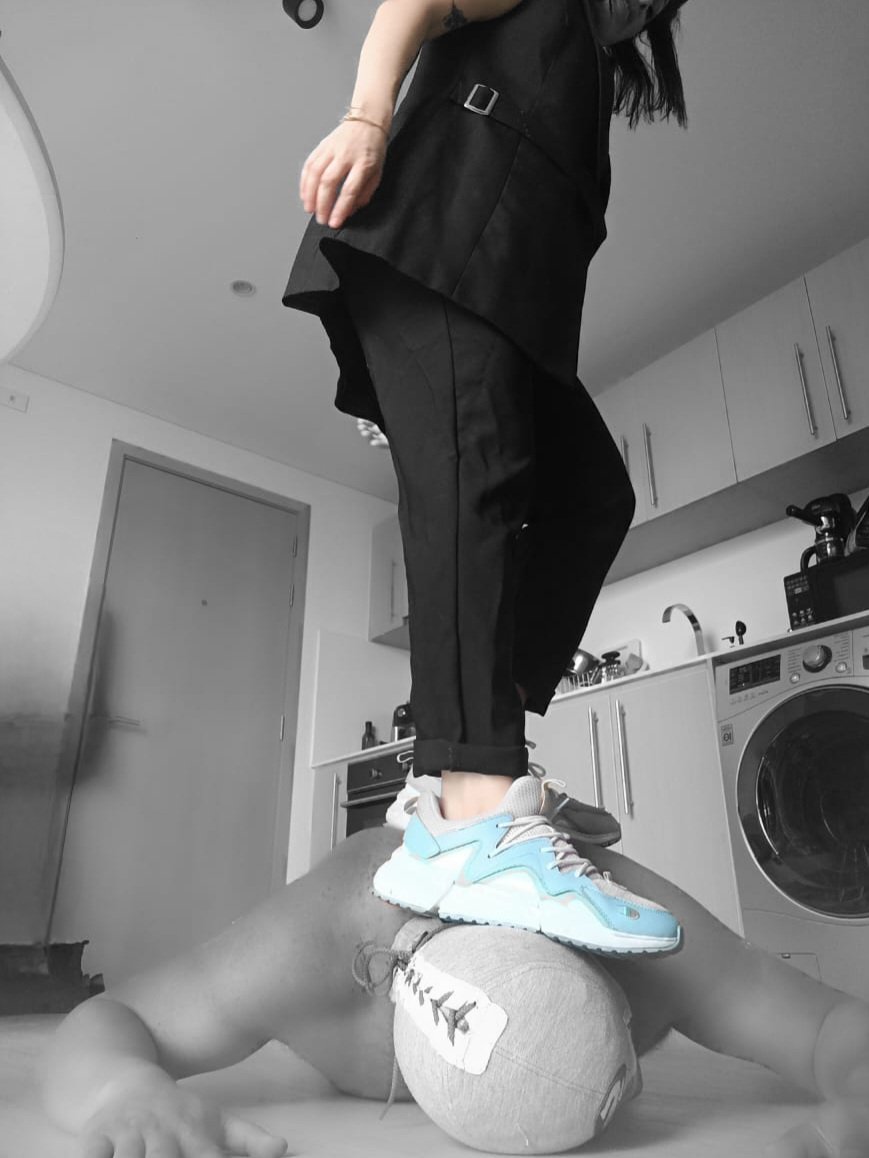 Los super tenis de la espectacular Sra Nova 😘👠