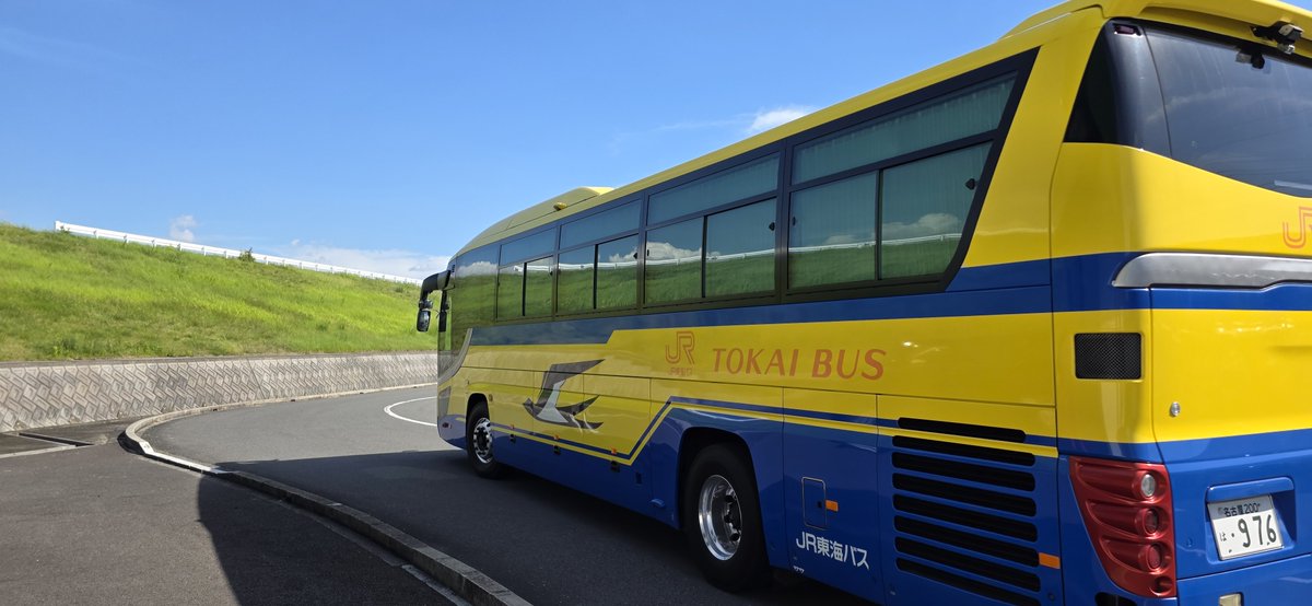 JRtokai_bus's tweet image. 白い息　バスの窓にも　夢ひとつ・・・　(採用担当：バス井 心の俳句）

最近急に寒くなってきましたね。
今年の秋もすぐ終わってもう冬が来てしまうのでしょうか涙

今よりもっと寒くなって吐く息が白くなり始める12月、バス運転体験会を開催します🚌

このイベントは新卒・中途どちらも大歓迎！…