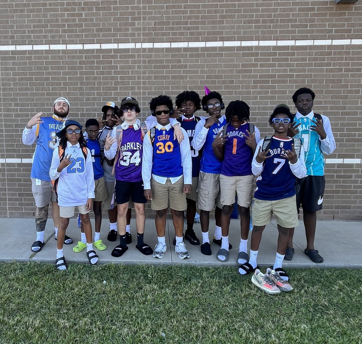 MrsMWilliams5's tweet image. Ending Red Ribbon Week with Book Character Parades and Costumes! @FaldynFoxes @HaskettJH #RedRibbonWeek #WeAreHaskett