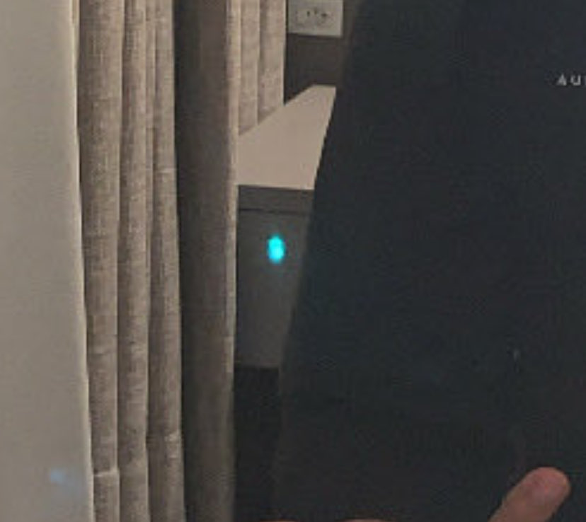 ZehCerto's tweet photo. To até agr procurando aqui no quarto essa luz aqui https://t.co/2YRgNBiihE