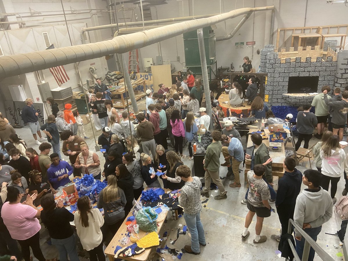 What an awesome display of Cougar Pride <a href="/DCcougarnation/">Dickson County High School</a> ! The Sophomores and Seniors pitched in to help the Freshmen finish their float.