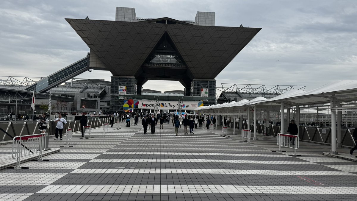 reon1029's tweet photo. 12時はまだまだ列は短い
モビリティショー
開場は13時半 https://t.co/INNX2WmZgB