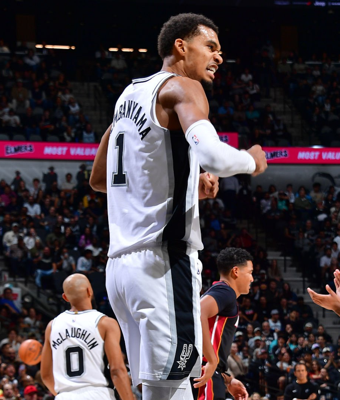 LES 5⃣ PREMIERS MATCHS 2025/26 DE L'ANIMAL :

40 PTS | 15 REB | 3 BLK 📊
29 PTS | 11 REB | 9 BLK 📊
31 PTS | 14 REB | 6 BLK 📊
24 PTS | 7/8 FG | 15 REB 📊
27 PTS | 18 REB | 6 AST | 5 BLK 📊

ET 5 WINS ✅✅✅✅✅

M.D.R. 🫠👽