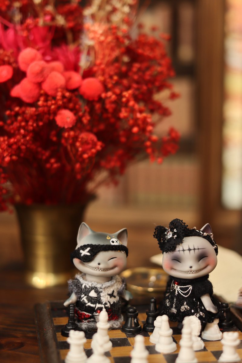 PIPOSDOLL's tweet image. 🎃 今夜はトリックスターたちの夜 🕸️
오늘 밤, 장난꾸러기들의 밤이야 🎃
The night belongs to the Tricksters 🦇
#PIPOS #4Chi4x #DarkHalloween2025 #BJD