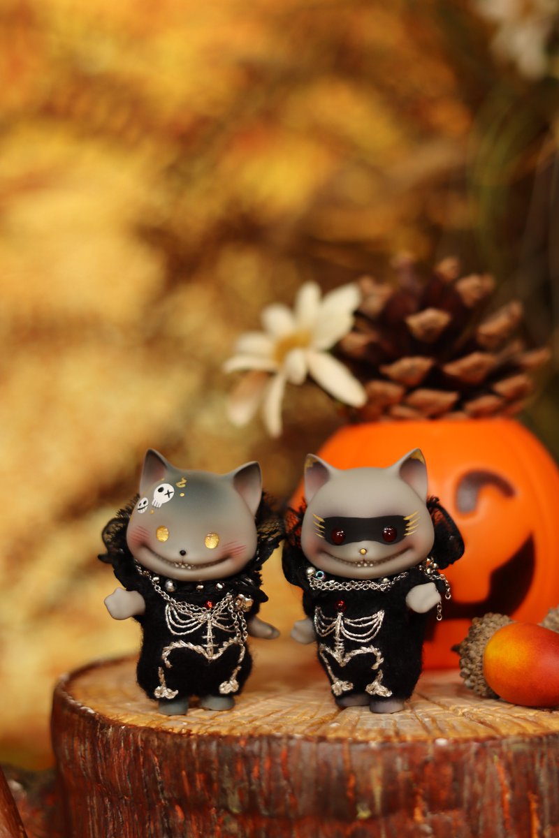 PIPOSDOLL's tweet image. 🎃 今夜はトリックスターたちの夜 🕸️
오늘 밤, 장난꾸러기들의 밤이야 🎃
The night belongs to the Tricksters 🦇
#PIPOS #4Chi4x #DarkHalloween2025 #BJD
