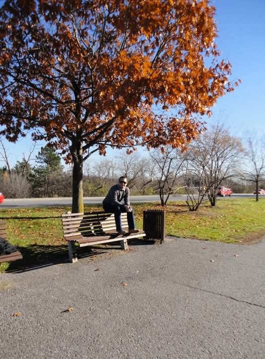 ۱۵ سال پیش
همچین شبی تهران رو ترک کردم
با چمدون کهنه و هزار امید
پرواز به تورنتو، منفی ۱۵ و سگ سرما
از زیر صفر شروع کردم 
آپارتمان۳۰ متری،بیکاری،کلاس
سختی بود
تنهایی بود
اما ارزشش رو داشت
کانادا بهم فرصت داد
مدرک، کار،خونه،خانواده
ولی ریشه م هنوز تو خاک ایرانه❤️🌹
#سالگرد_مهاجرت