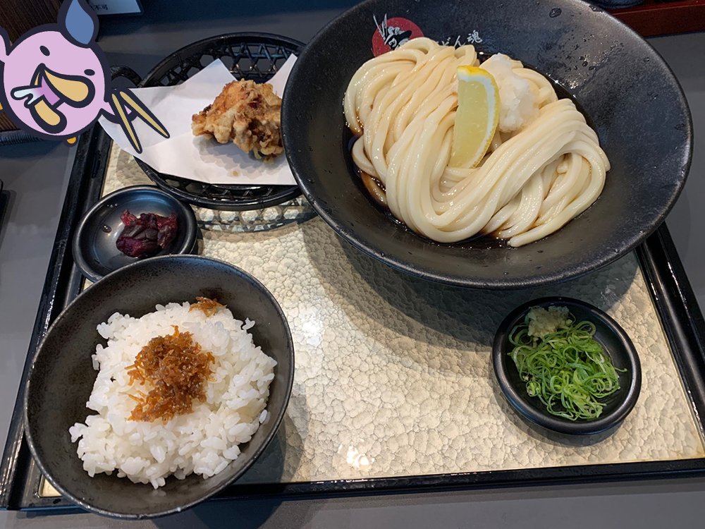 CAPCOM_UXD's tweet image. うどん魂 侍-SAMURAI-さんでランチをいただきました！
ぶっかけうどんのランチセットでご飯と鶏天が付いてきます。
ツヤツヤでコシのあるうどんと旨味のある出汁が最高ですねー
鶏天もサクっとジューシーでおいしかったです！
それでは良い週末を～
#カプコンUI