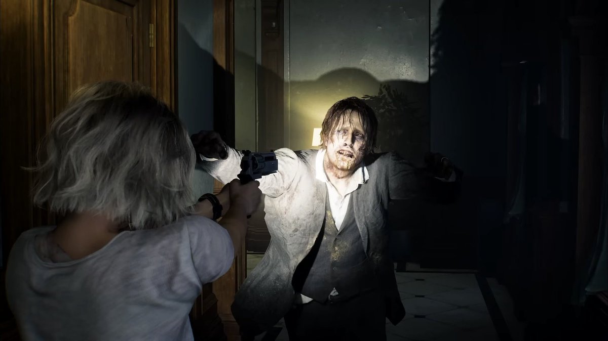 Qiz oz suratini yaladi.