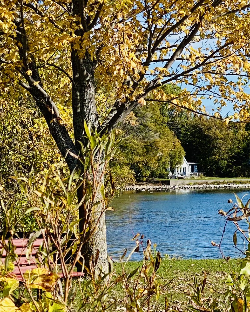 VisibleThink's tweet image. In and around the lake..
Mountains come out of the sky and they stand there……..
#lakeontario #photography 
#serene