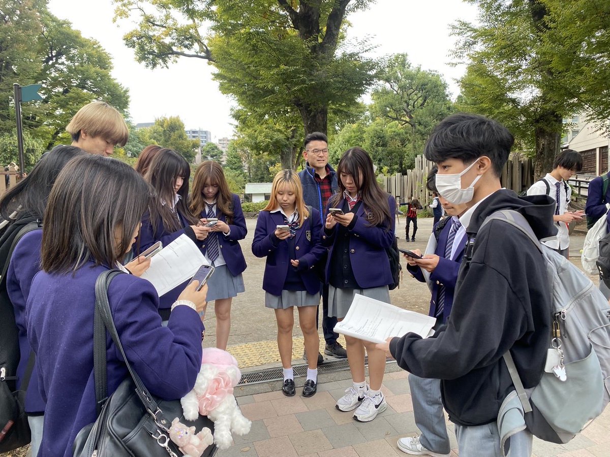 2025.10.29

2学年「地域研究」

神泉から渋谷まで巡見しました。
昔川が流れていた暗渠道を歩き、神泉や鍋島松濤公園の湧水地、松濤の住宅街、百軒店、渋谷再開発エリアへ。
地形と歴史が交わる渋谷の姿を実際に歩いて感じました。