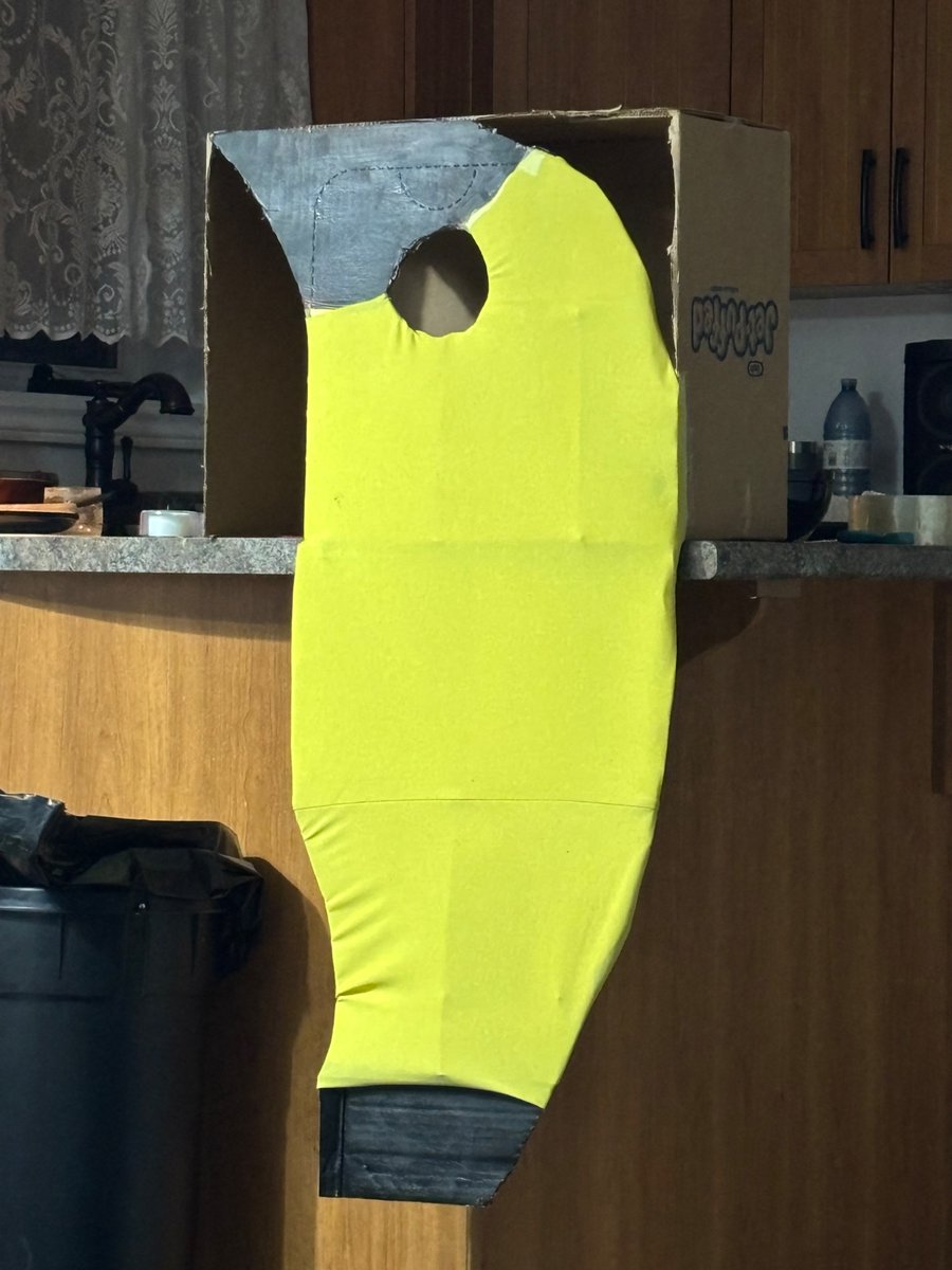 eelata's tweet image. Tomorrow I shall be: “Hannah the Banana” 😂 #Halloween #Cardboard #Costume