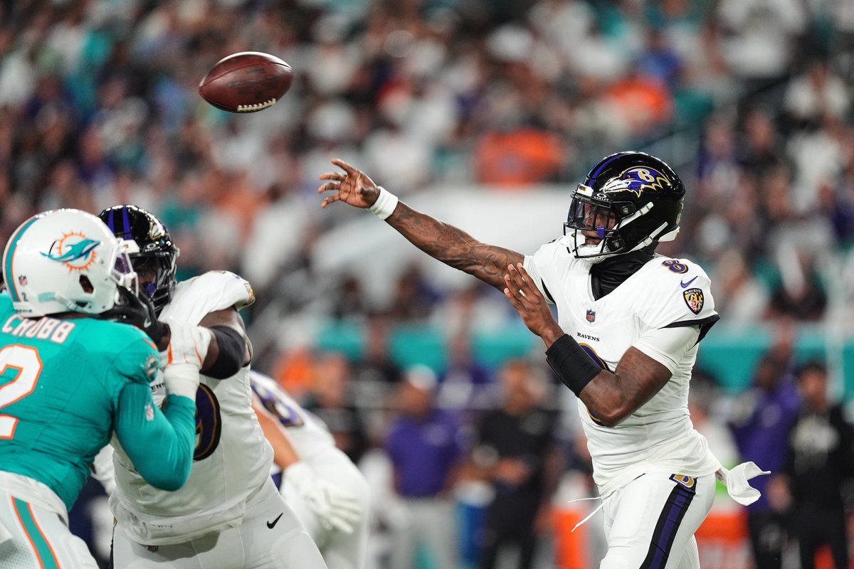 NFLPlus's tweet photo. Lamar Jackson has 6 games with 4+ passing TDs and 5 or fewer incompletions (the most in NFL history) 

#RavensFlock https://t.co/r7pA3mF7c9