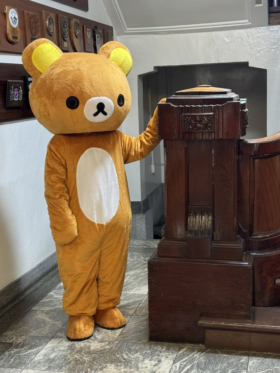 Reenlistment(下士官の契約更新)のセレモニーでは、まず一旦名誉除隊をし、その後に再入隊をします。セレモニー前に緊張しているご本人の姿がこちら(今日はハロウィン🎃なので特別です😉)