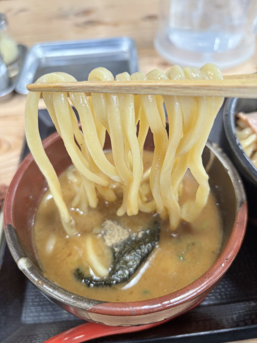 slotseventh's tweet photo. えびすこ❣️
つけめん、無料の大盛り✨
それと、唐揚げ✨
ボリューミーな太麺がうまうまっ⤴️
唐揚げはサクサクじゅーしー⤴️⤴️ https://t.co/eXfYSv0j5T