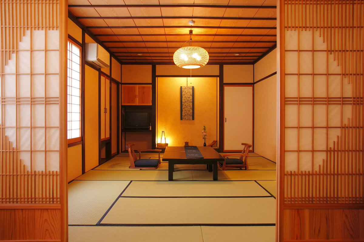 akogare_hotel's tweet photo. 岐阜にある美肌になれる宿「花扇　別邸いいやま」が素敵…

地下1,200mから湧き出す自家源泉「神代の湯」。

飛騨高山にある数少ない自家源泉の温泉旅館。

とろりとした湯は美容液のような肌触りで、入るたび肌がしっとり、すべすべに、何度でも浸かりたくなります。

美肌の湯に包まれ、心も身体も癒されるひとときを…