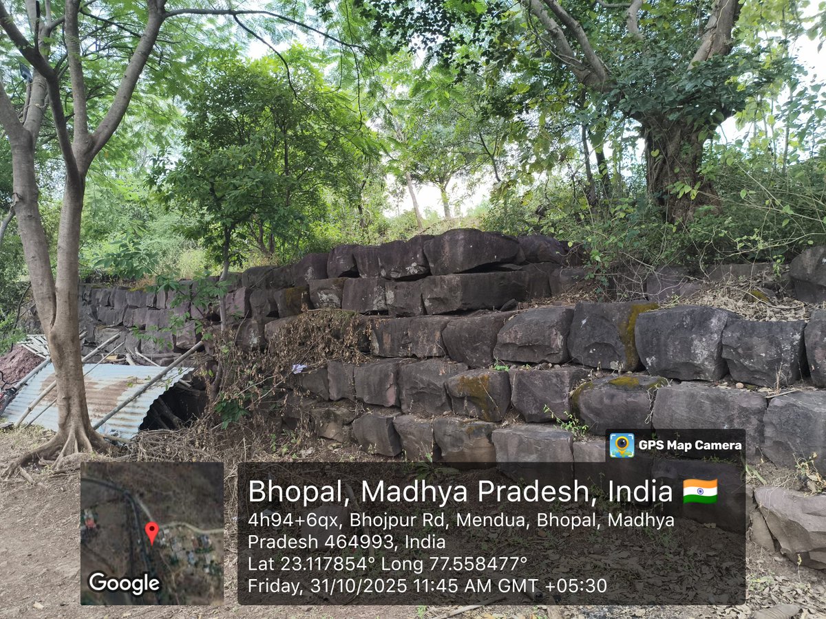 krathi20's tweet photo. @narendramodi @DrMohanYadav51 @dir_arch_mp  @Bhojpur  स्थित ऐतिहासिक बाँध का निर्माण परमार नरेश भोजदेव (1010–1055 ई.) द्वारा जल संचयन हेतु भोजपुर स्थित शिव मंदिर के समीप कराया गया था। इस पर PWD द्वारा सड़क निर्माण कराया जा रहा है क्या इसकी अनुमति विभाग ने दी है ? https://t.co/PVOq28x59k