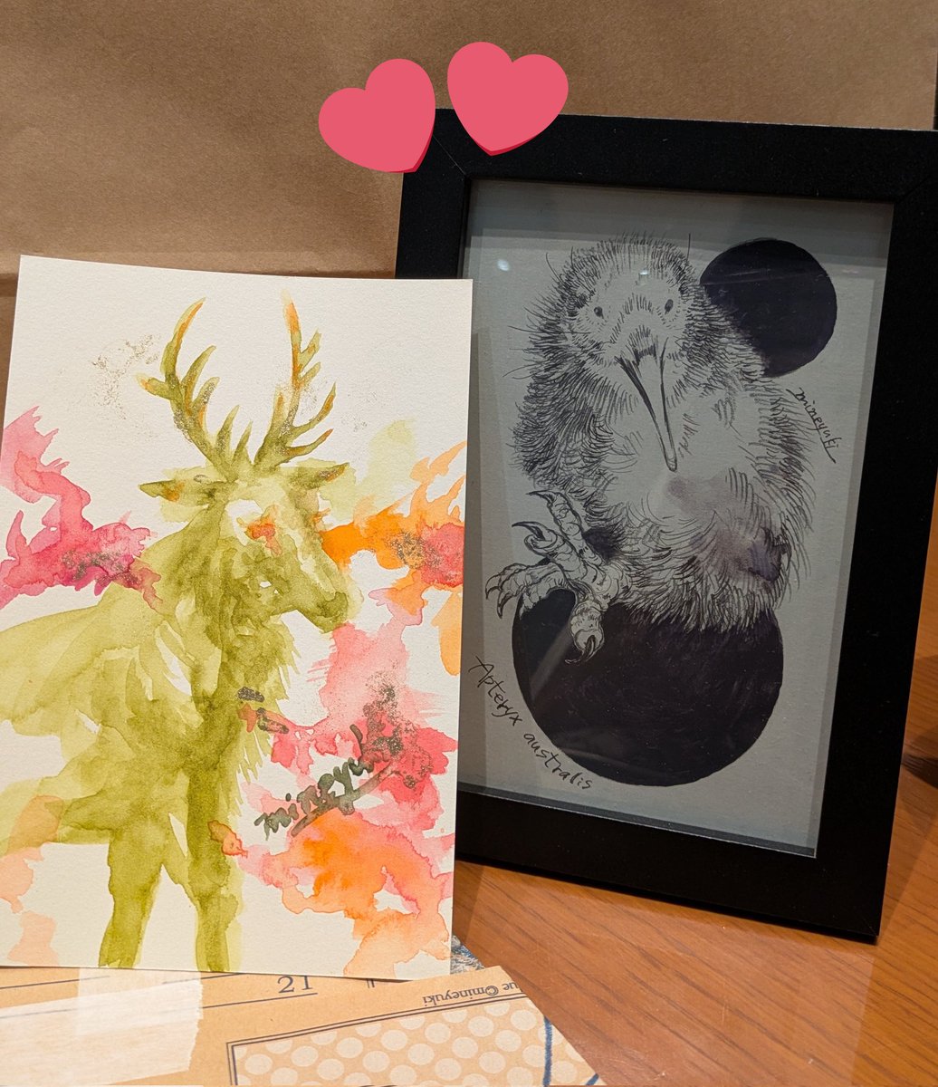 峰雪さんのmade blue展にて、擬獣化とキーウィちゃんの原画をお迎えさせていただきました💕
共感覚による擬獣化、自分じゃ選ばない秋めいたカラーでのアカシカを美しく描いていただきました🦌
キーウィちゃんはあんよが堪らなくて一目惚れです笑
とても楽しい時間をありがとうございました……！！