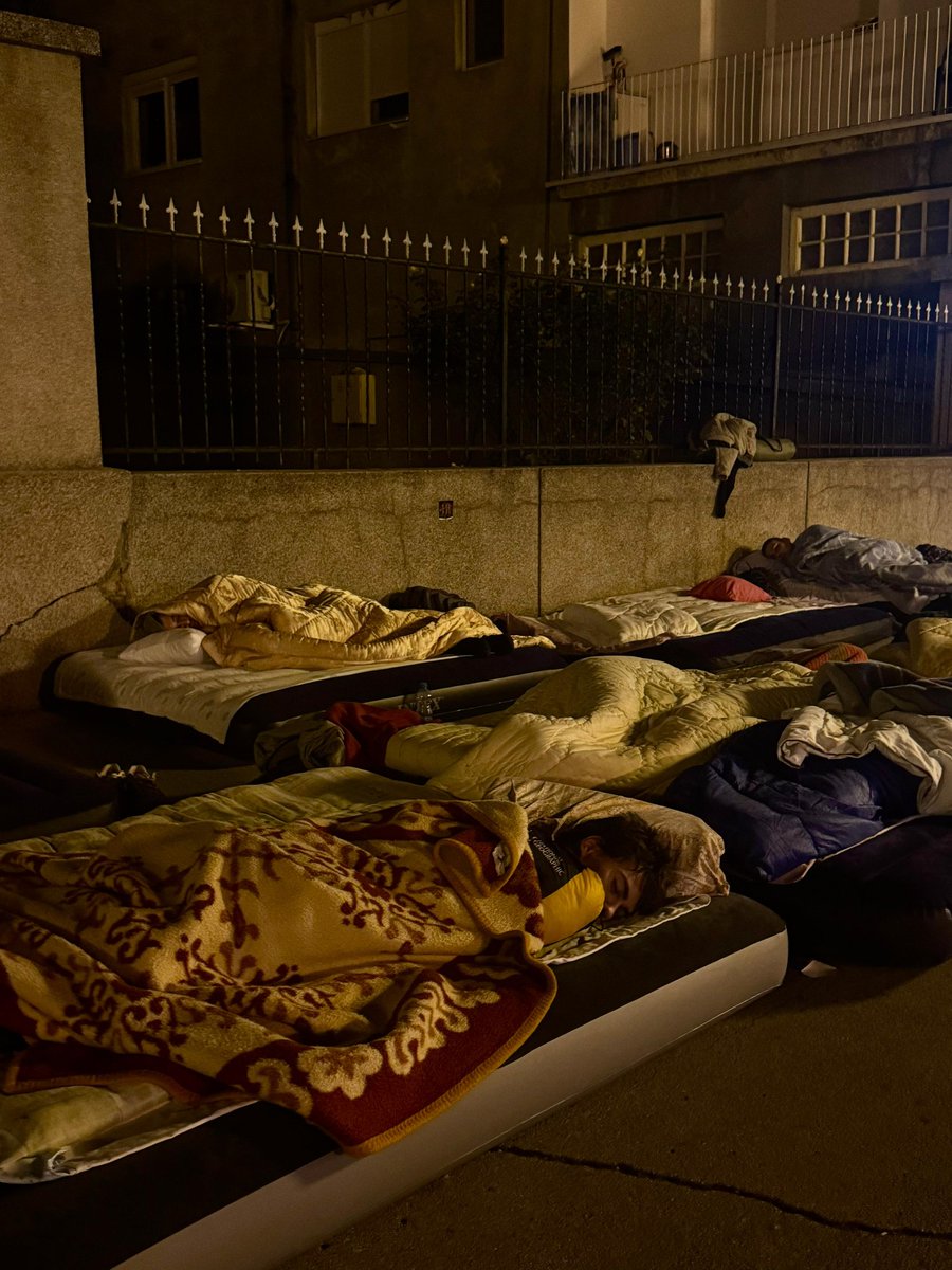 Evo kako su kolege provele noć u Inđiji.
Mirno su spavali jer su znali da ih građani čuvaju!💙