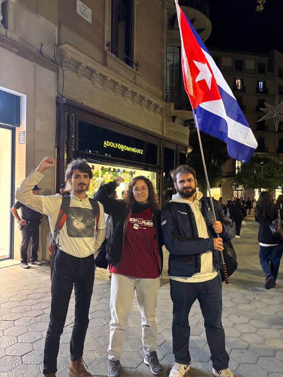 Ahir vam estar un any més amb el moviment de solidaritat amb Cuba mostrant el compromís de la Joventut Comunista per la revolució i la defensa de la sobirania del poble cubà.

Ni bloquejos, ni amenaces: per una Cuba lliure, socialista i sobirana! ✊🏻