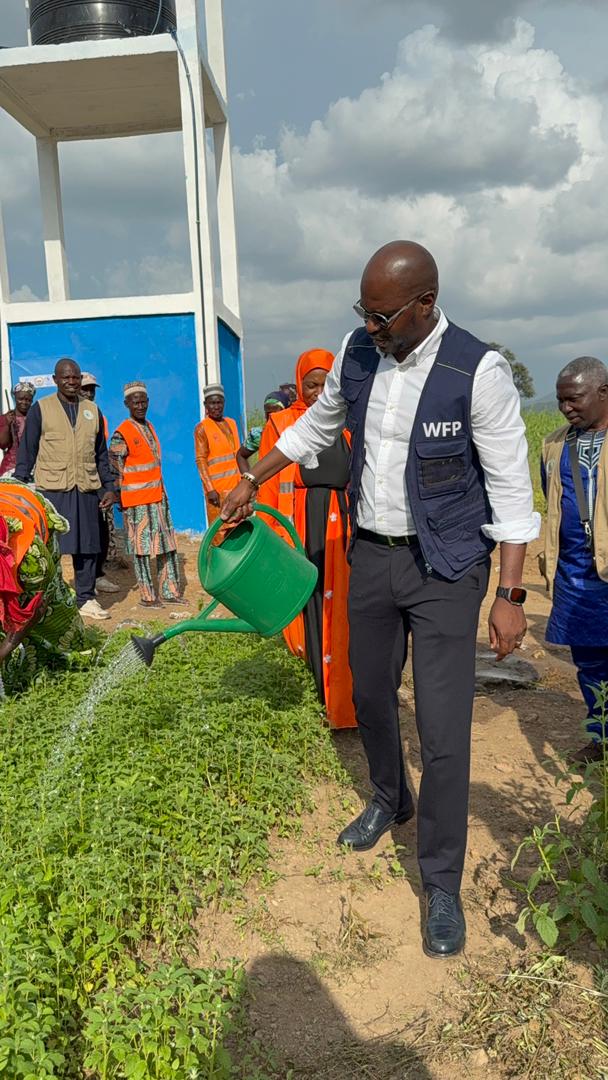 WFP_Cameroon's tweet image. #Cameroon🇨🇲

In #Adamawa, resilience grows from the ground up! 🌱

As part of a three-day mission, @WFP met with the Governor and visited the #PULCCA and @jica_direct_en (#IFNA) sites in #GodGabdo and #TchabalMounguel to strengthen collaboration and assess progress in…