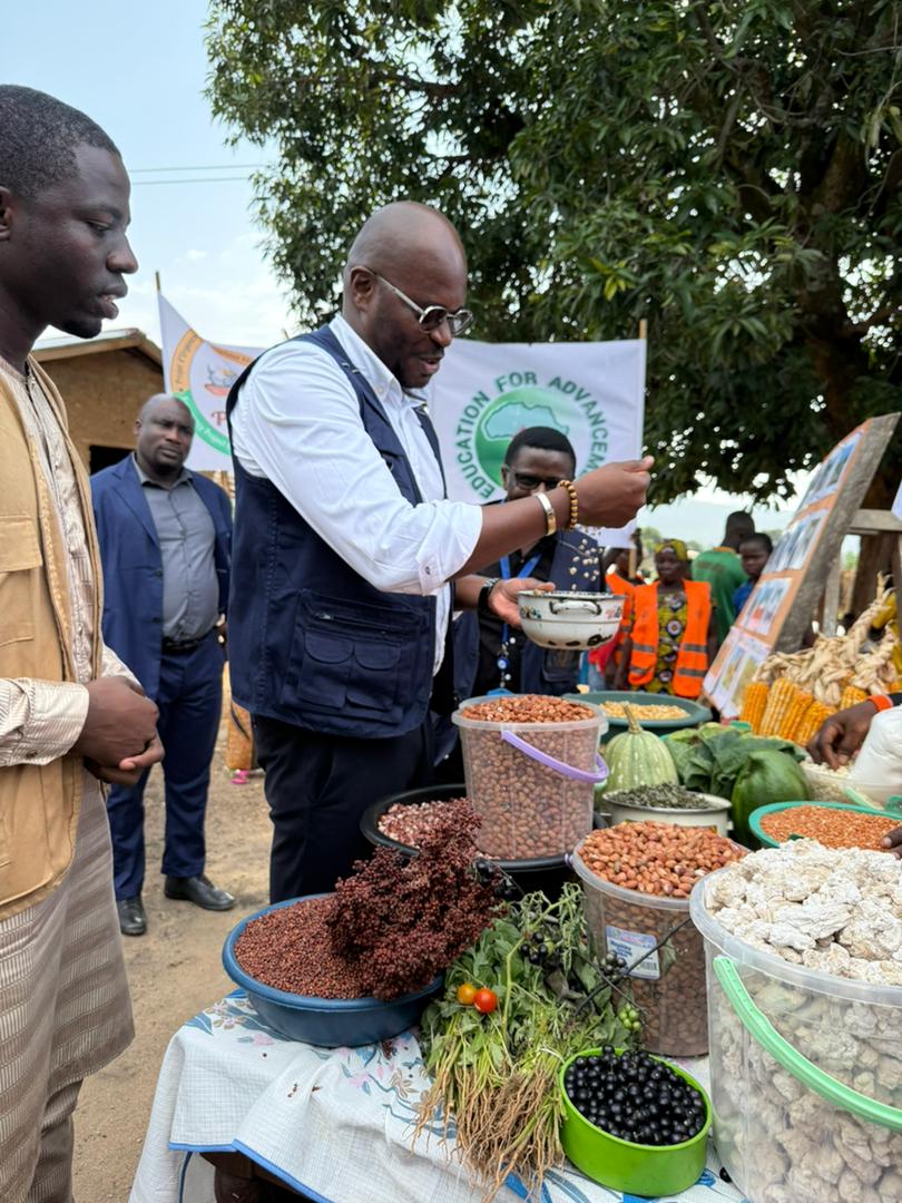 WFP_Cameroon's tweet image. #Cameroon🇨🇲

In #Adamawa, resilience grows from the ground up! 🌱

As part of a three-day mission, @WFP met with the Governor and visited the #PULCCA and @jica_direct_en (#IFNA) sites in #GodGabdo and #TchabalMounguel to strengthen collaboration and assess progress in…